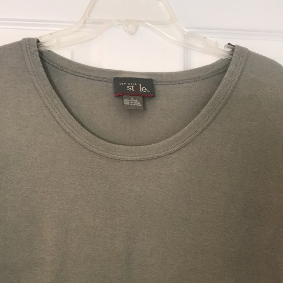 🤩 New York Style Scoop Neck Olive Green Tee 🤩 - Picture 3 of 3